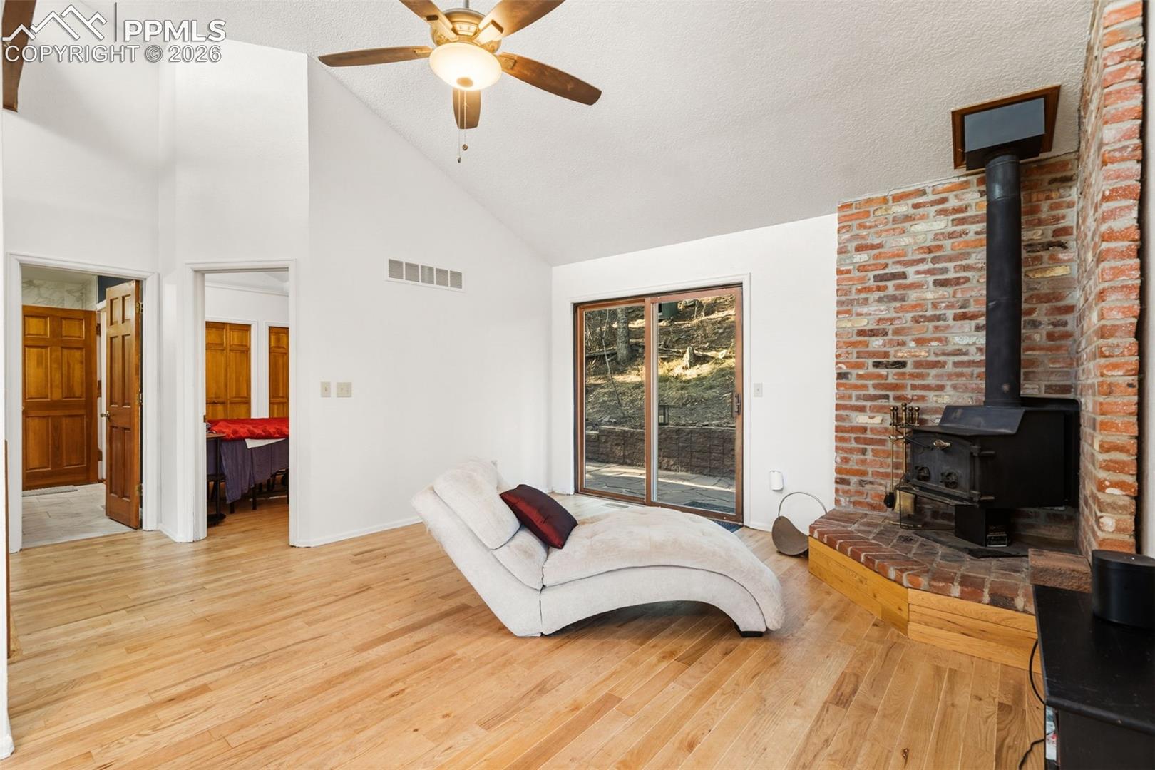 Listing photo 7 for 464 Evergreen Court