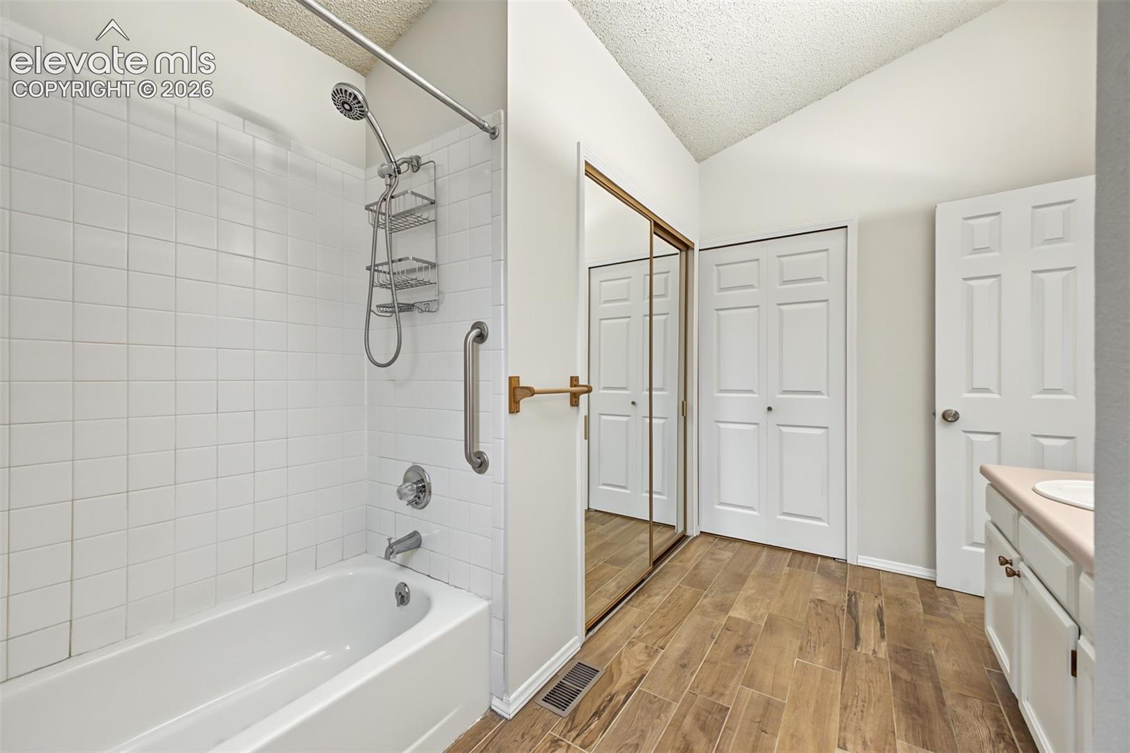 Listing photo 14 for 8430 Sassafras Drive