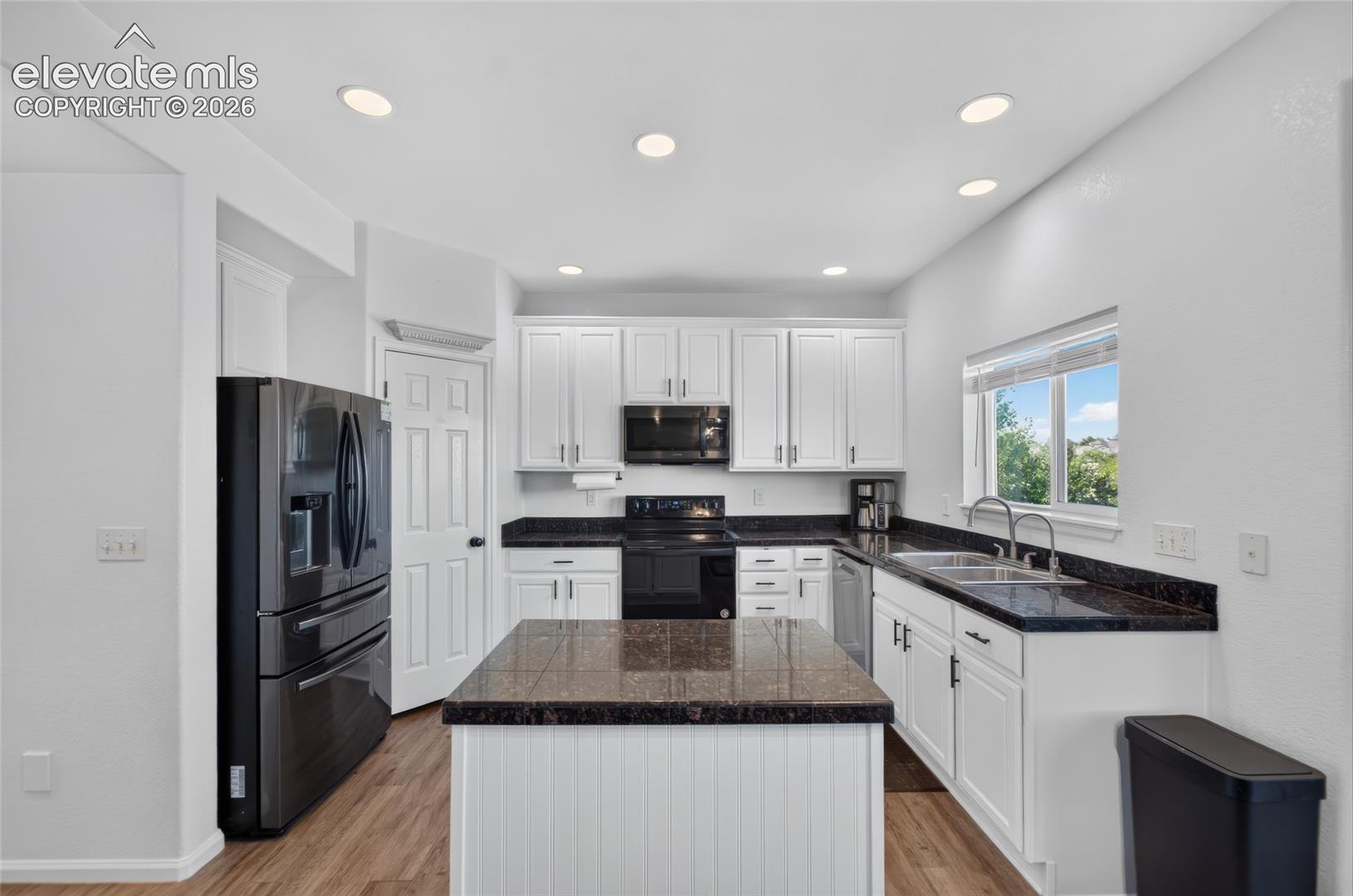 Listing photo 8 for 7490 Creekfront Drive