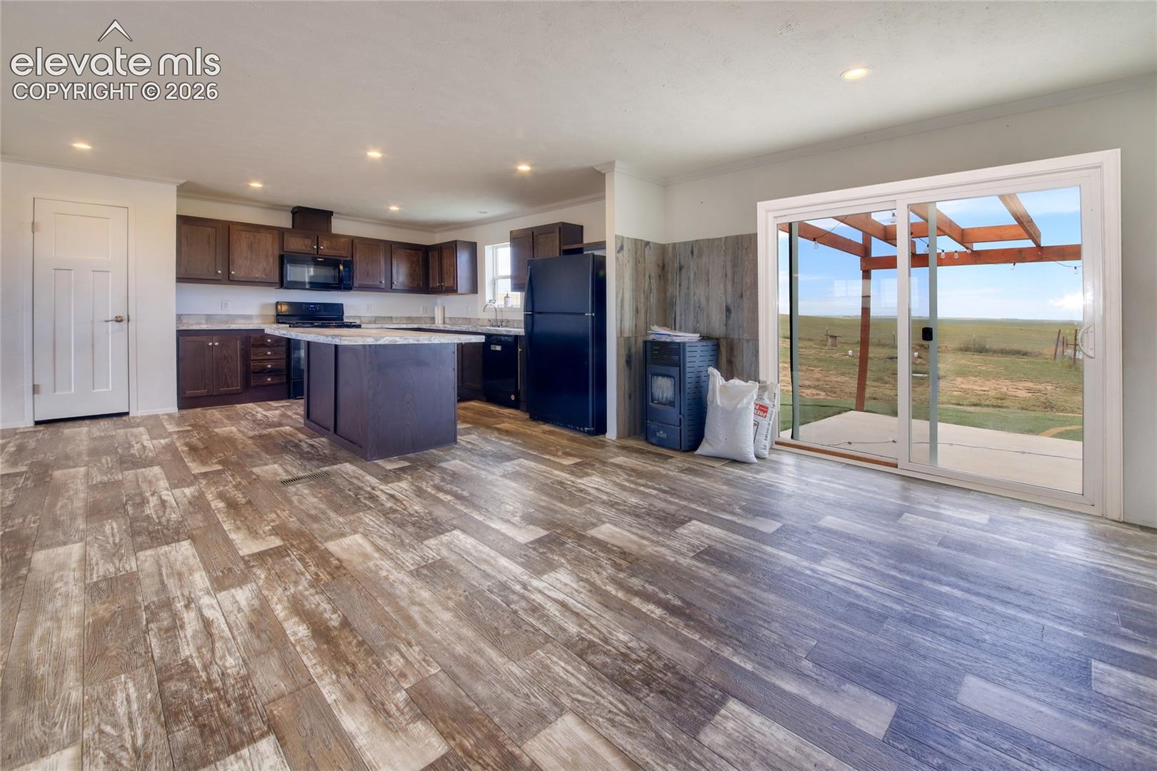 Listing photo 2 for 37188 Truckton Road
