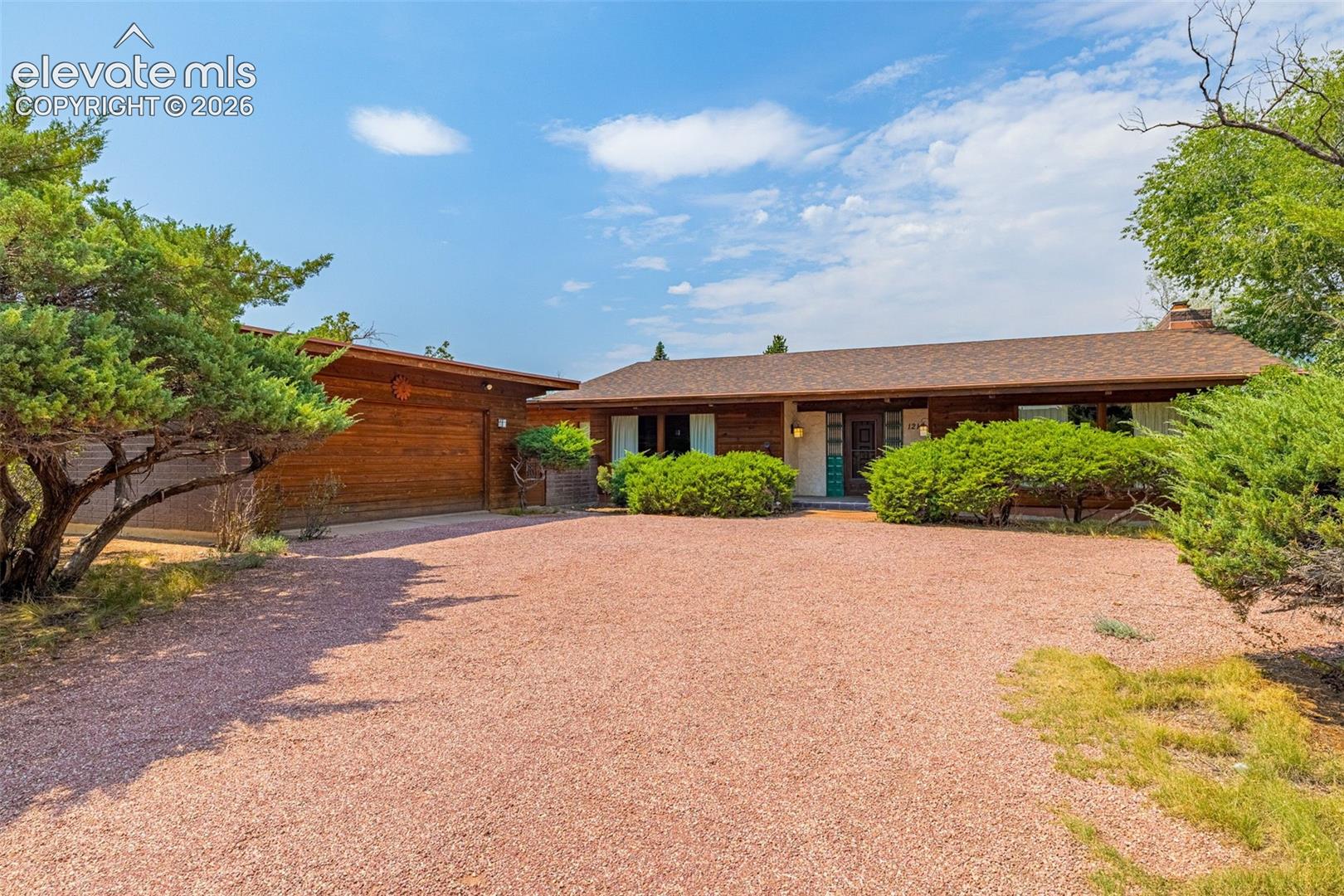 Listing photo 2 for 1210 E High Point Lane