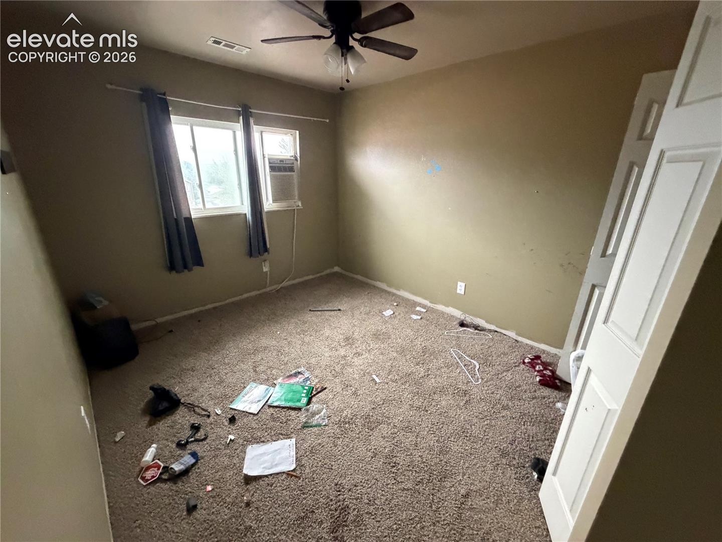 Listing photo 8 for 915 Crandall Drive