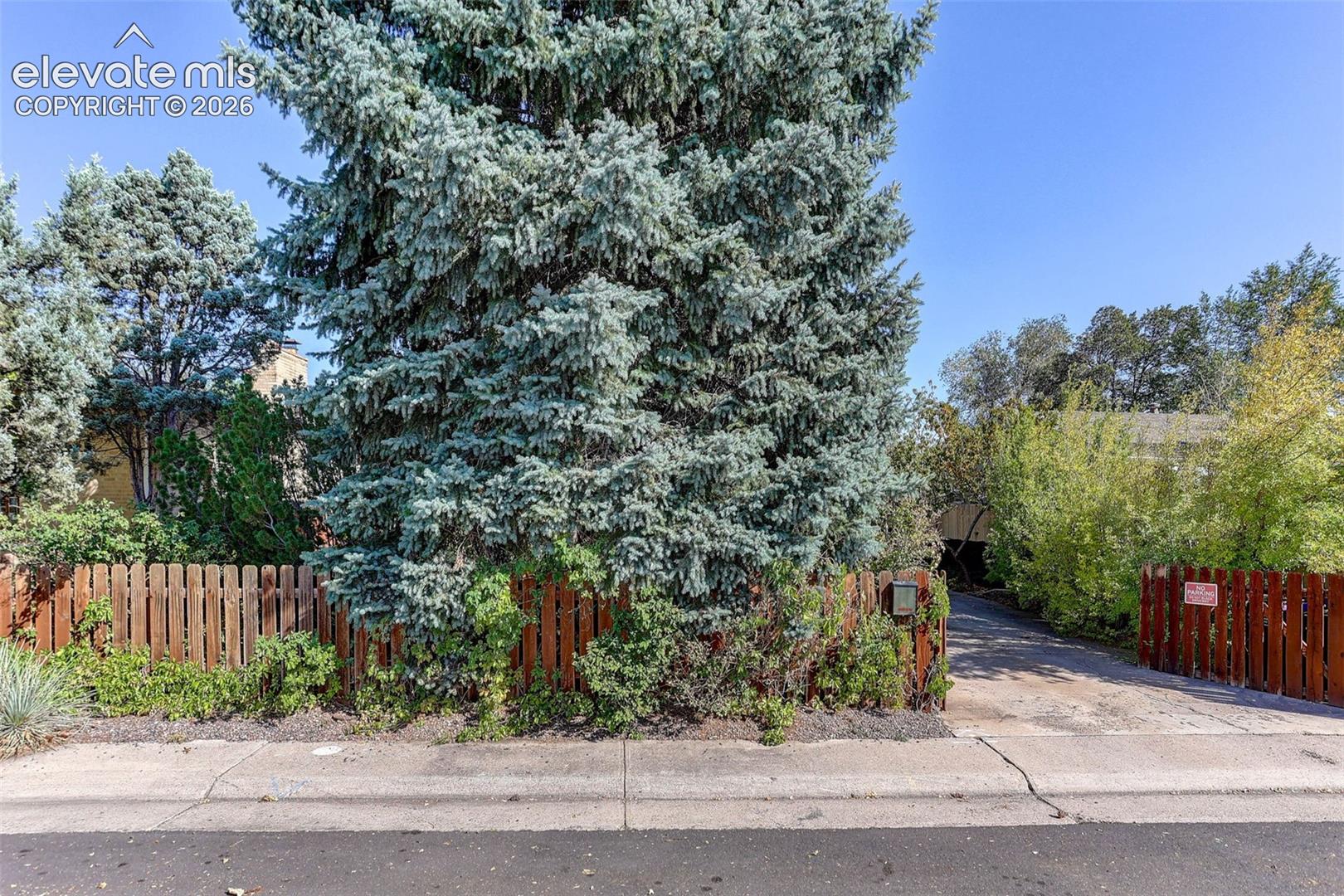 Listing photo 3 for 450 S Quitman Street