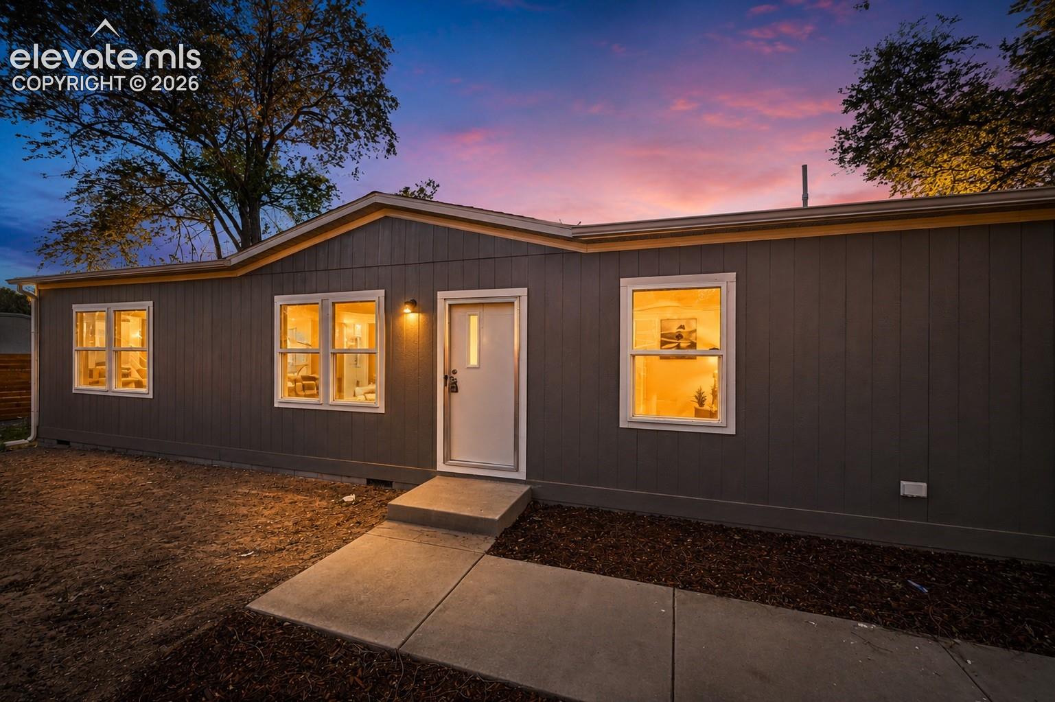 Listing photo 2 for 281 E Stewart Drive