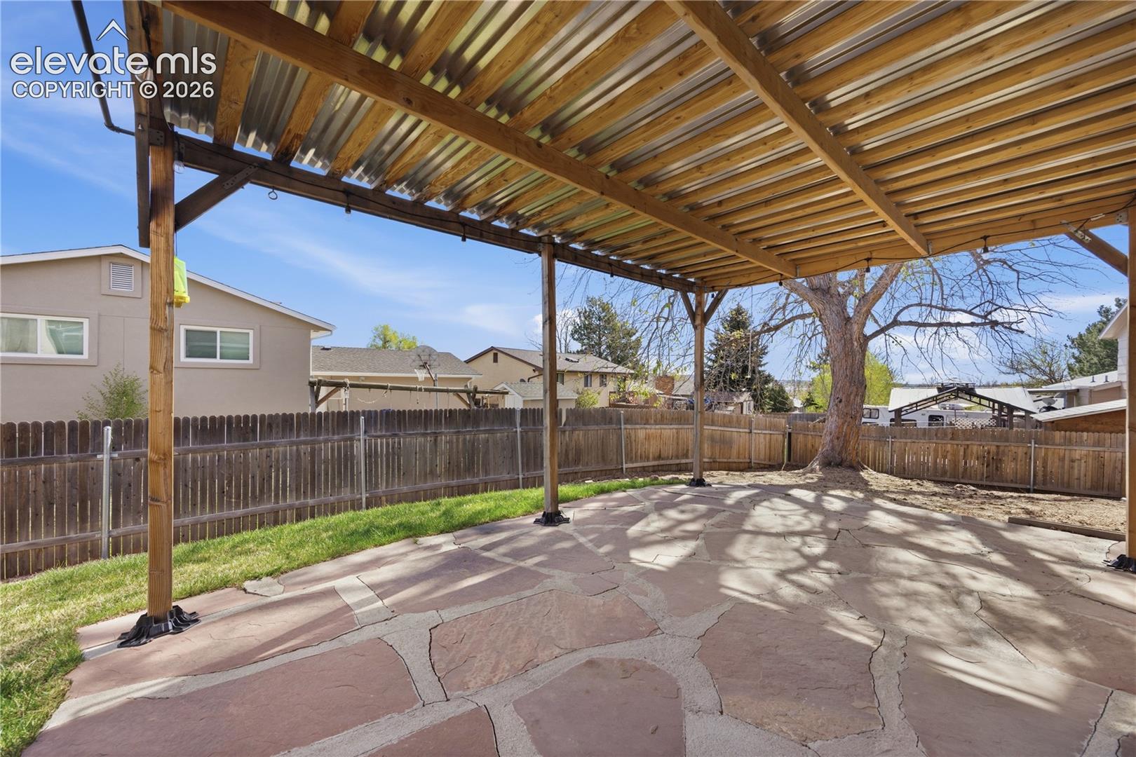 Listing photo 5 for 912 Amsterdam Drive