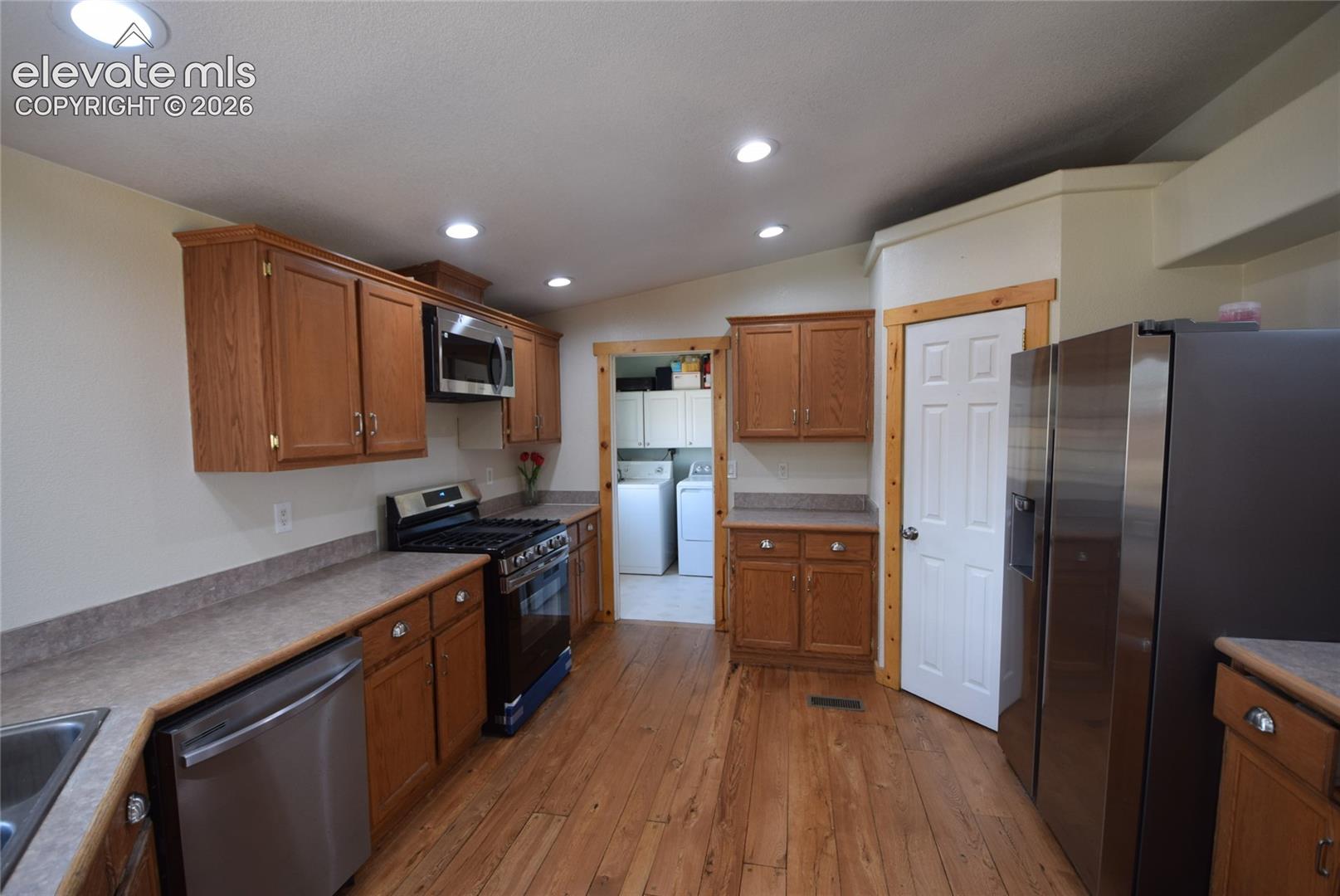 Listing photo 23 for 877 Maid Marian Drive