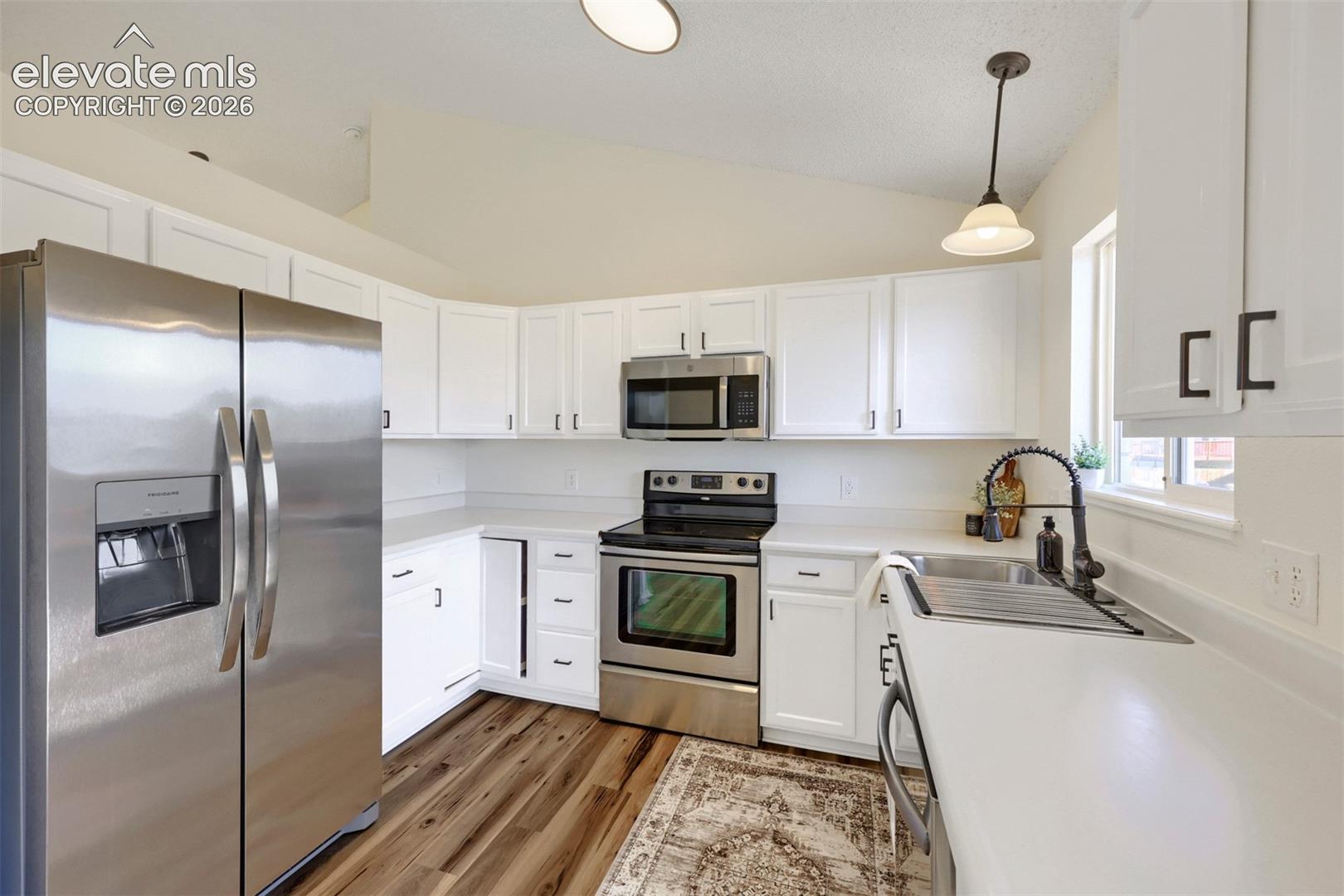 Listing photo 11 for 858 Marshall Drive