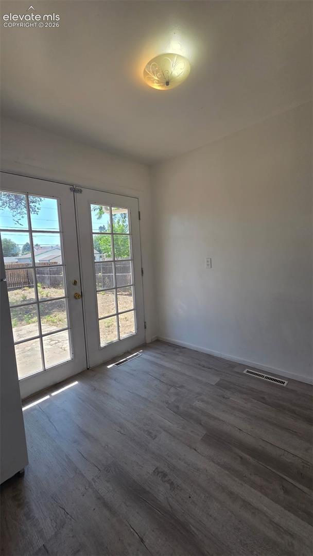 Listing photo 6 for 2640 Forsythia Street