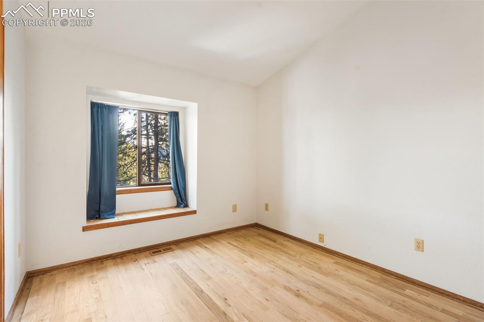 Listing photo 17 for 464 Evergreen Court