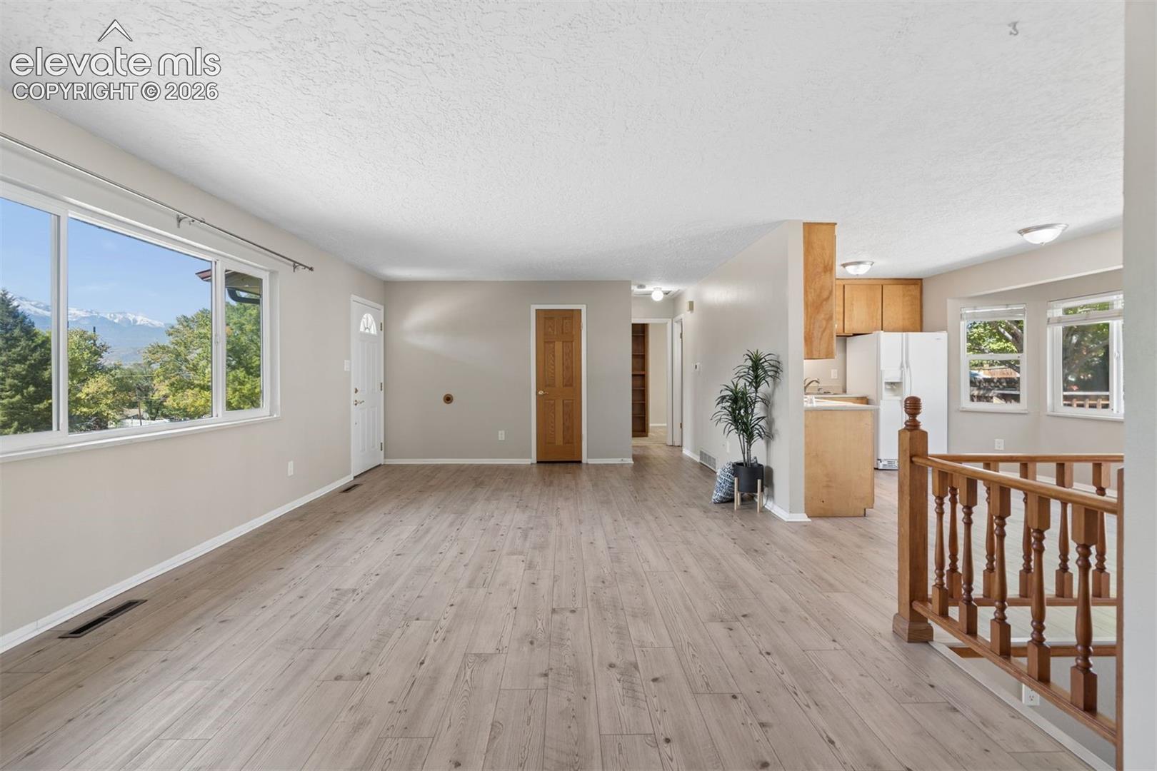 Listing photo 3 for 408 Elmwood Drive