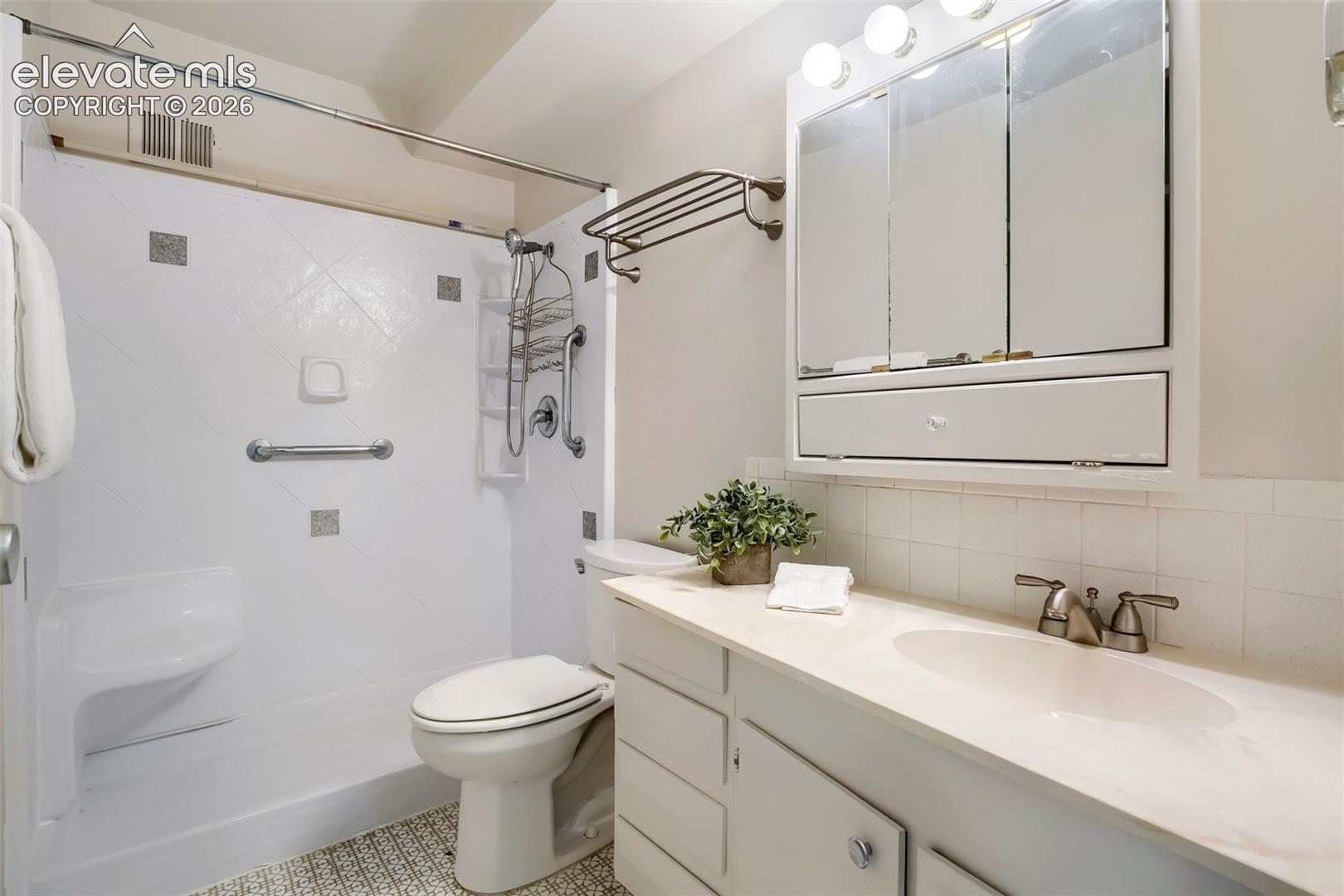 Listing photo 9 for 680 S Alton Way 1B