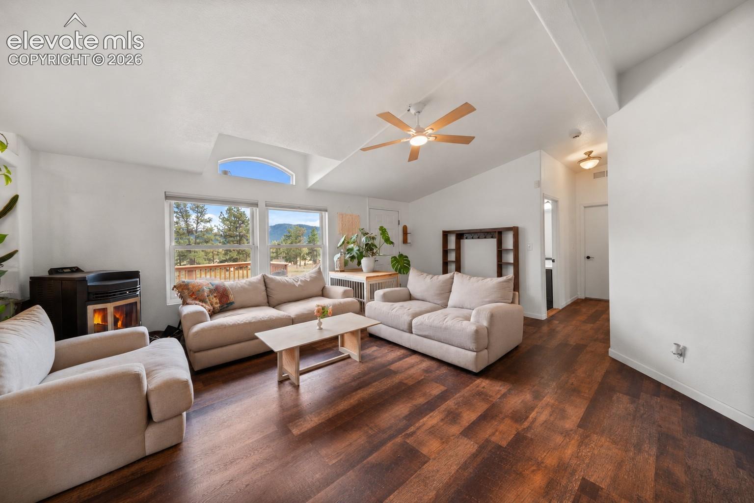 Listing photo 4 for 464 Hackamore Drive
