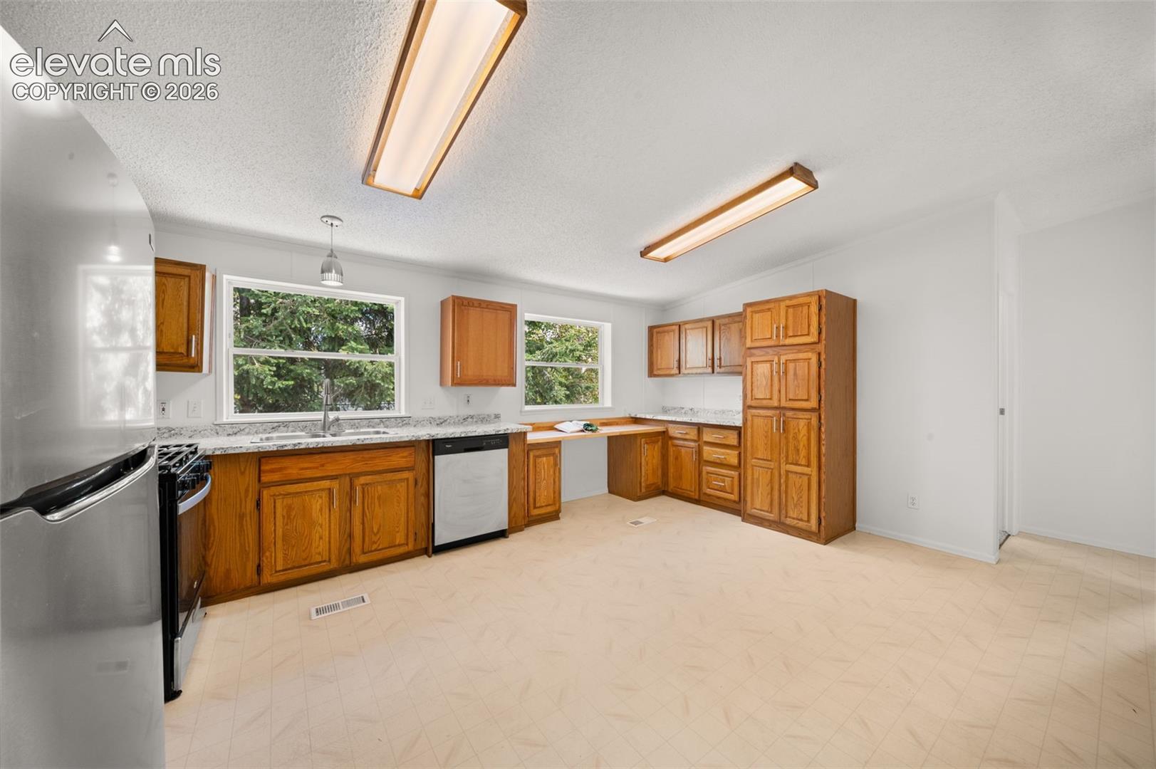 Listing photo 5 for 413 W Eaton Avenue