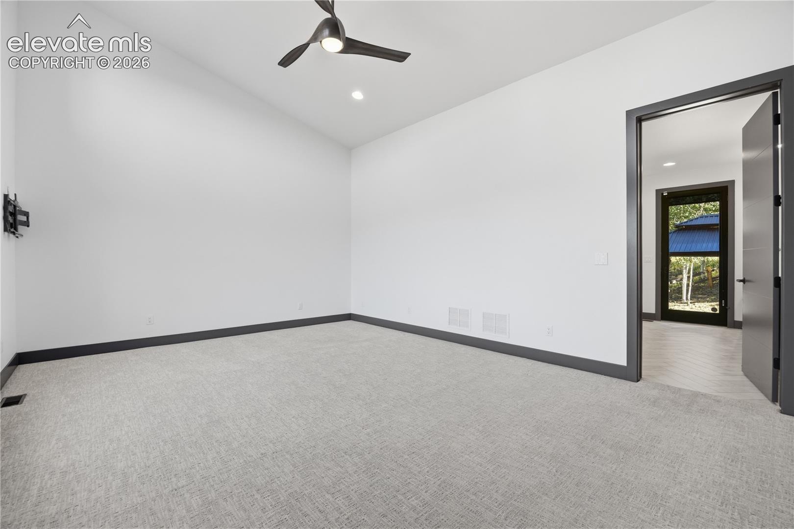 Listing photo 31 for 449 Oxford Lane