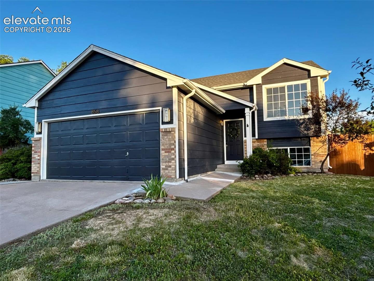 Listing photo 2 for 858 Marshall Drive