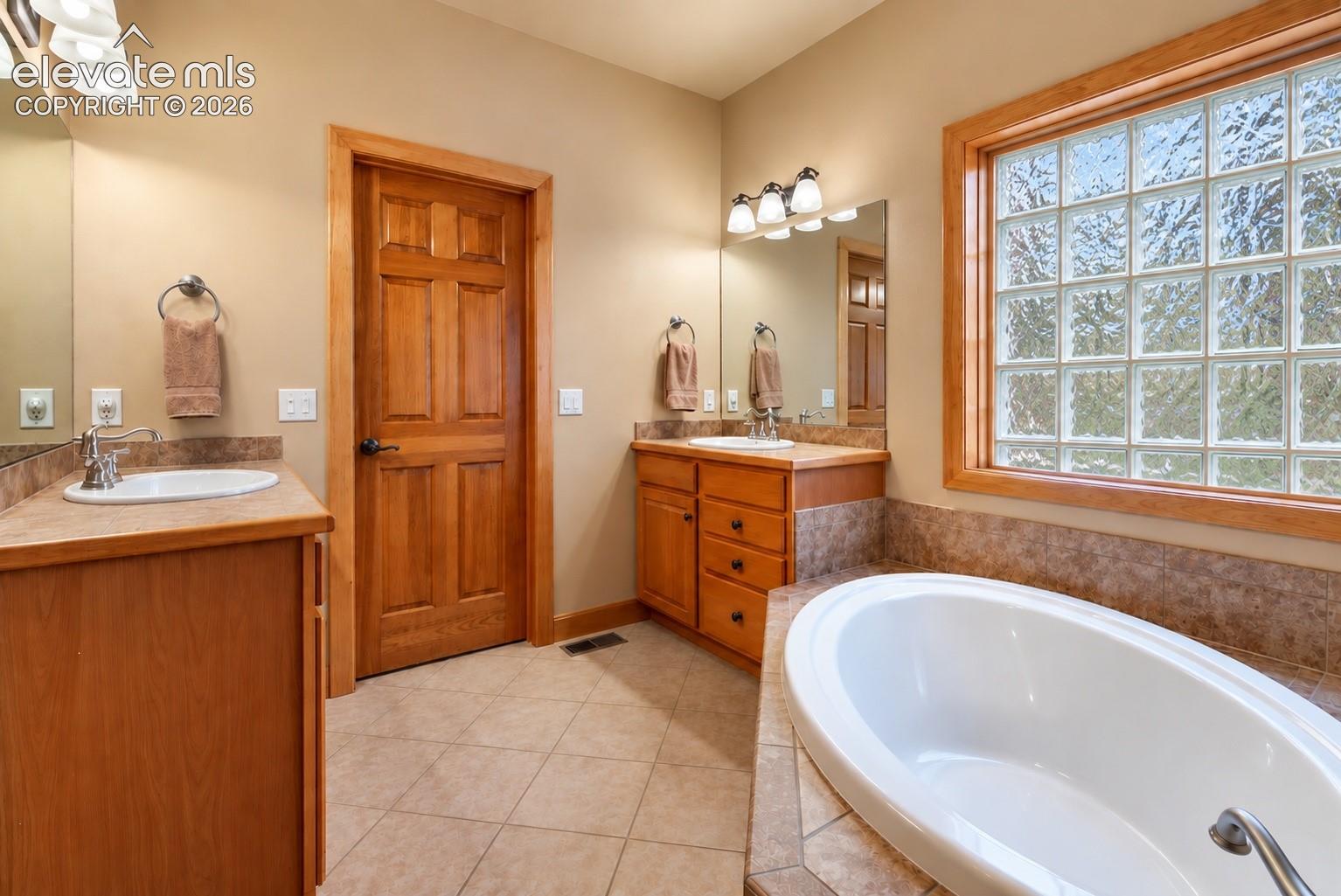 Listing photo 11 for 410 Karen Lane
