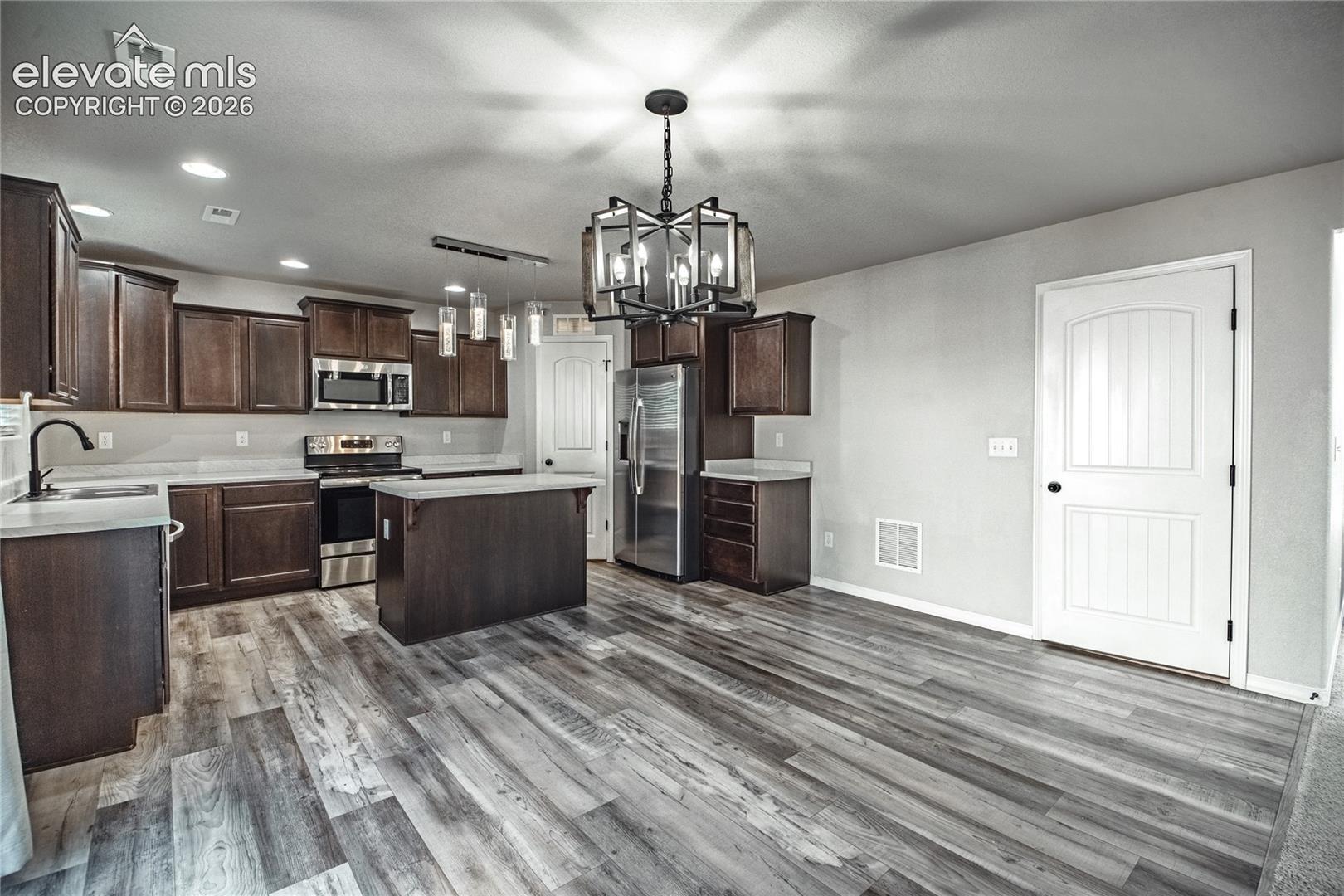 Listing photo 7 for 7714 Cruzer Heights