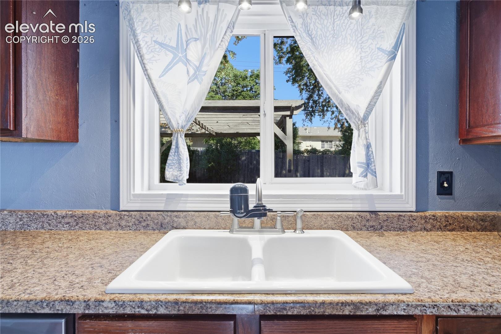 Listing photo 8 for 213 Jasper Drive