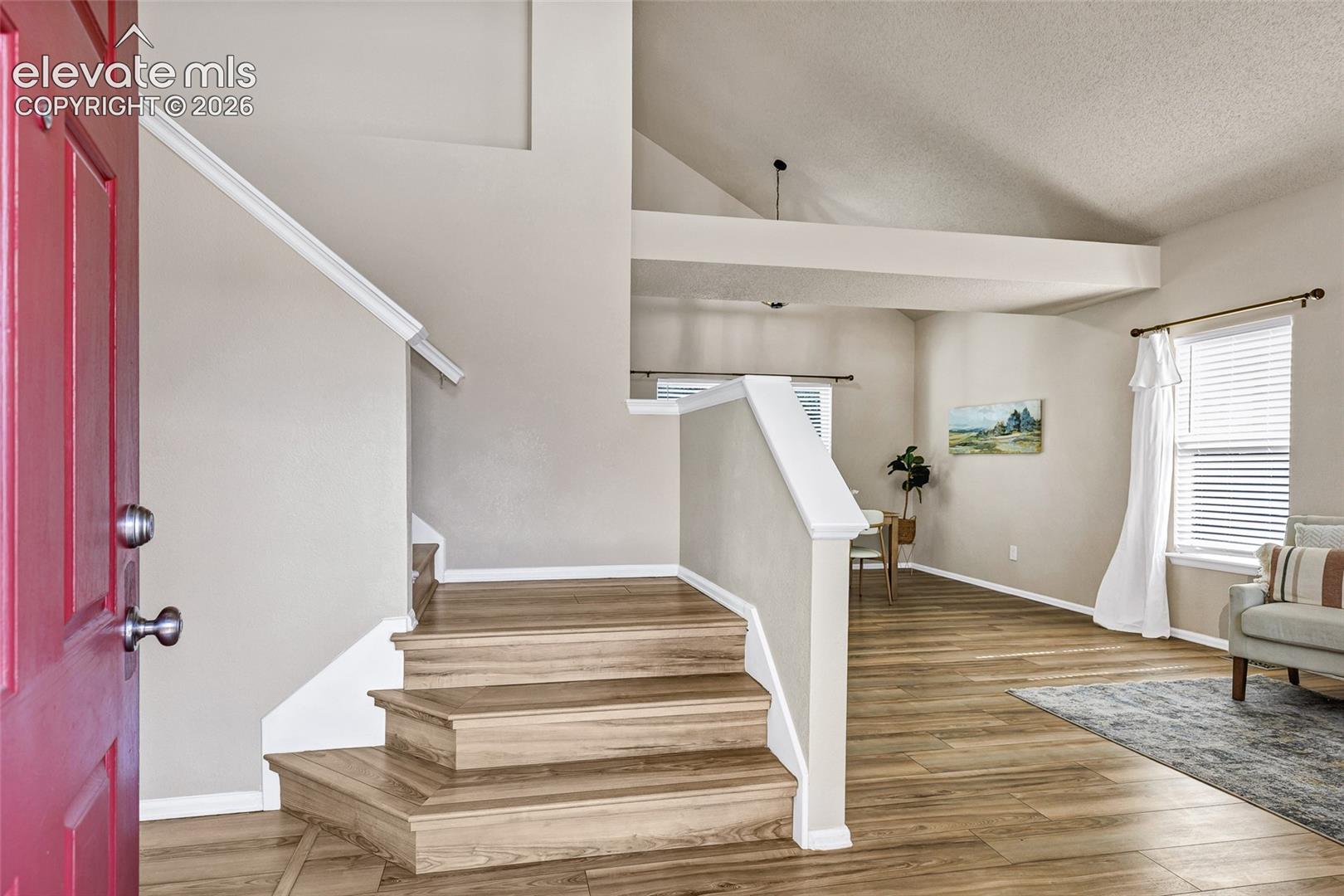 Listing photo 5 for 848 Regent Court