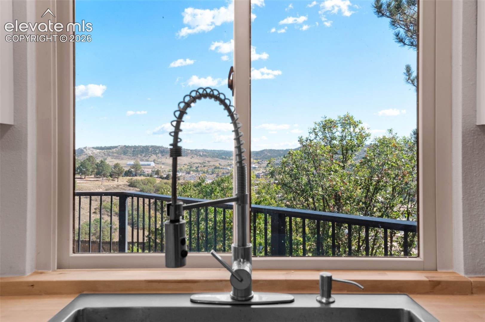 Listing photo 4 for 118 Sunbird Cliffs Lane