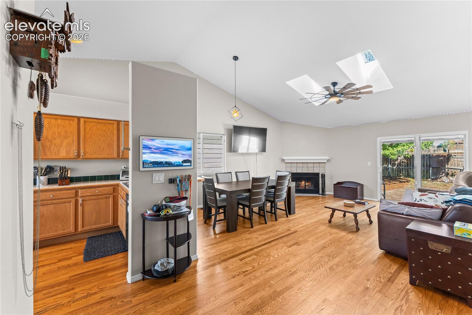 Listing photo 3 for 885 Candlestar Loop
