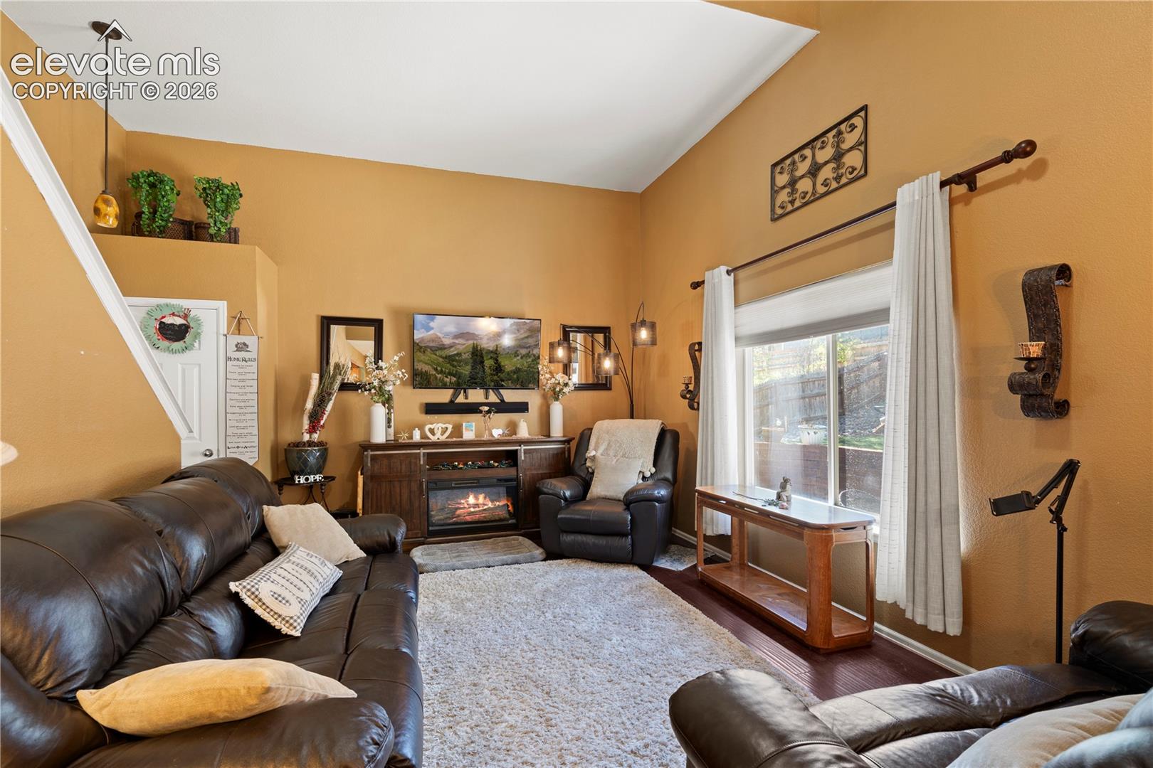 Listing photo 5 for 8234 Meadowcrest Drive
