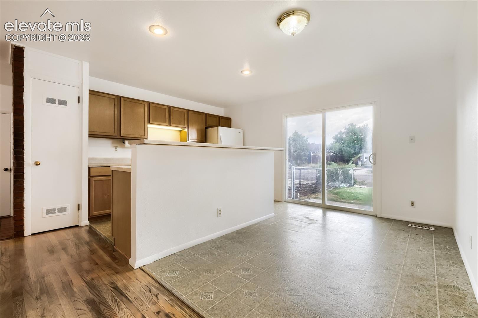 Listing photo 5 for 1100 Rosemont Drive