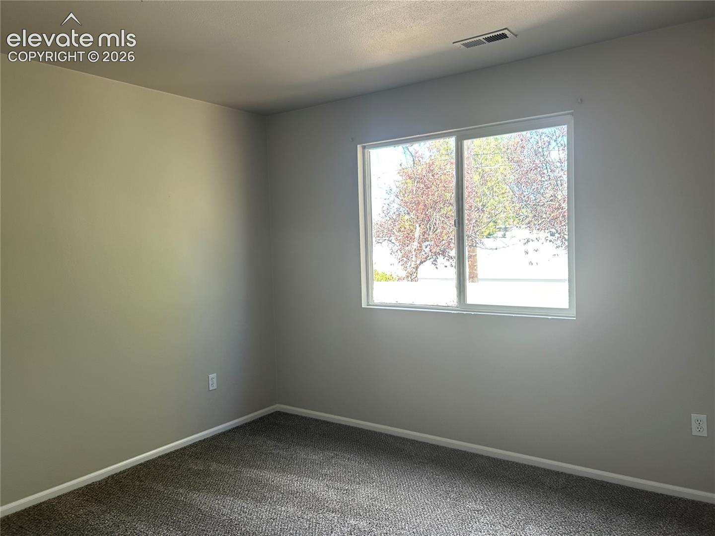 Listing photo 11 for 628 Prairie Star Circle