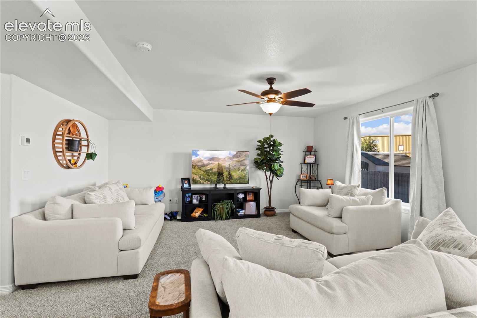 Listing photo 5 for 924 Bidwell Drive