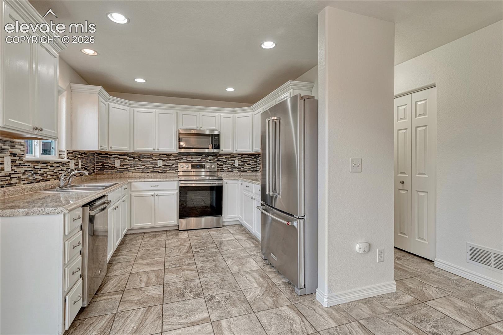 Listing photo 7 for 6020 Dancing Sun Way