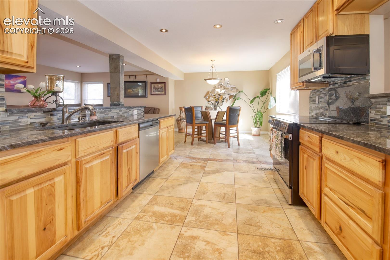 Listing photo 7 for 6425 Galway Drive