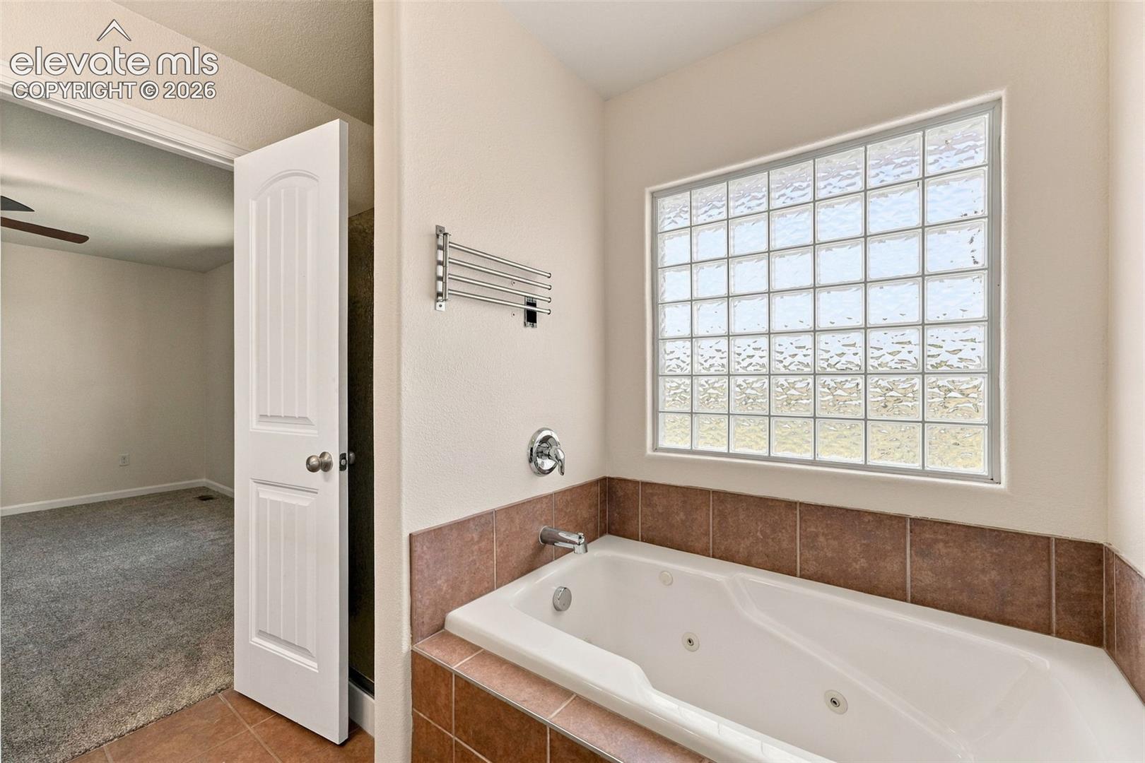 Listing photo 16 for 1385 N Challenger Drive