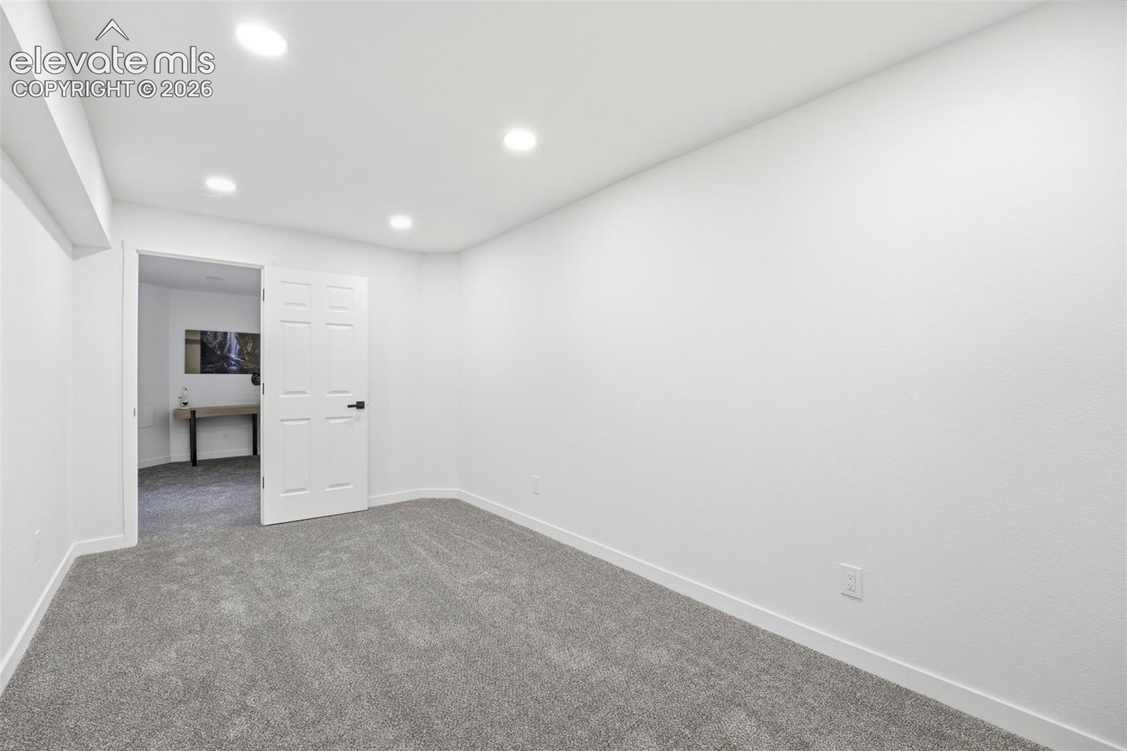 Listing photo 14 for 1361 S Tonalea Drive