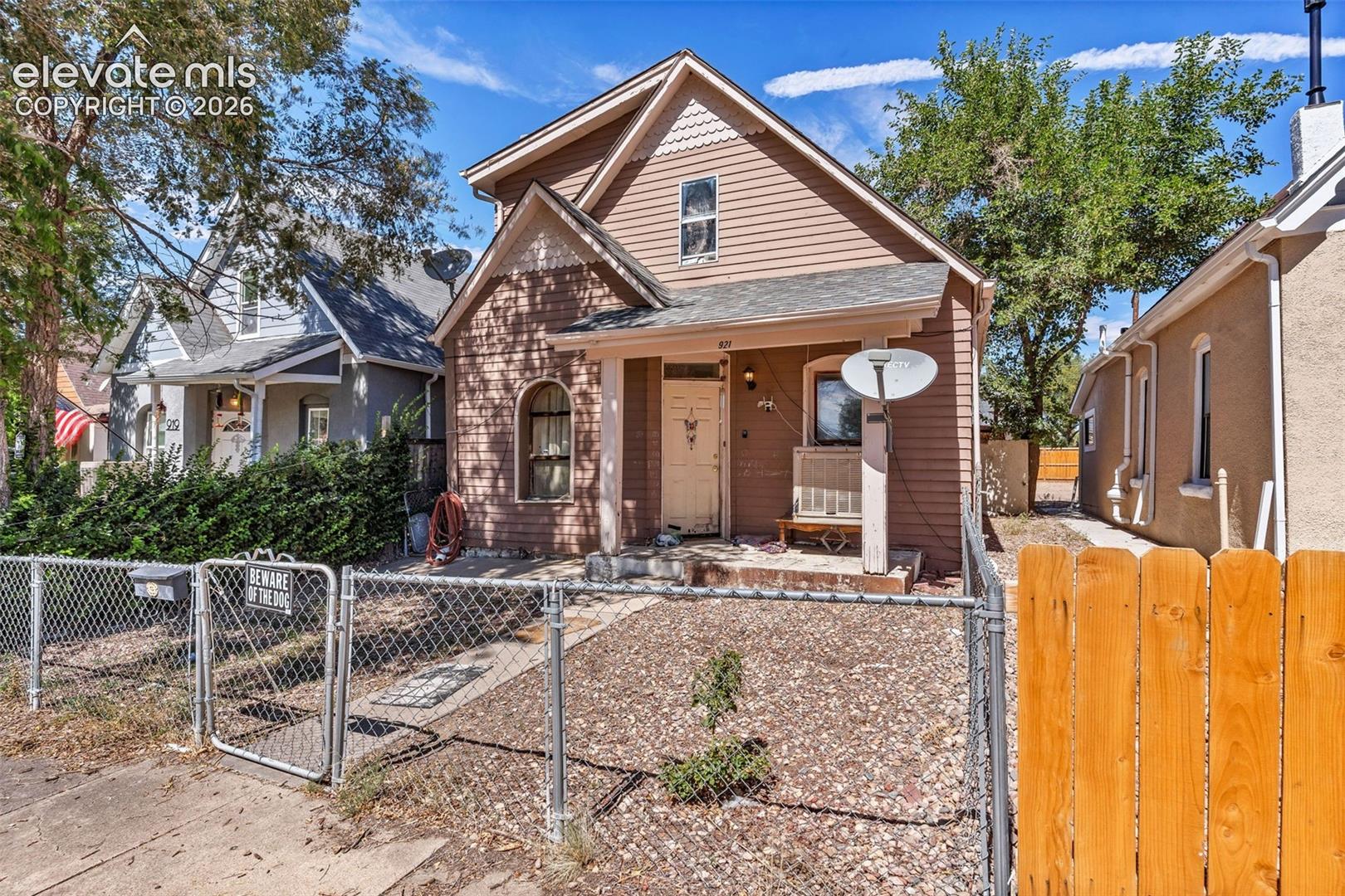 Listing photo 3 for 921 E 7th Street