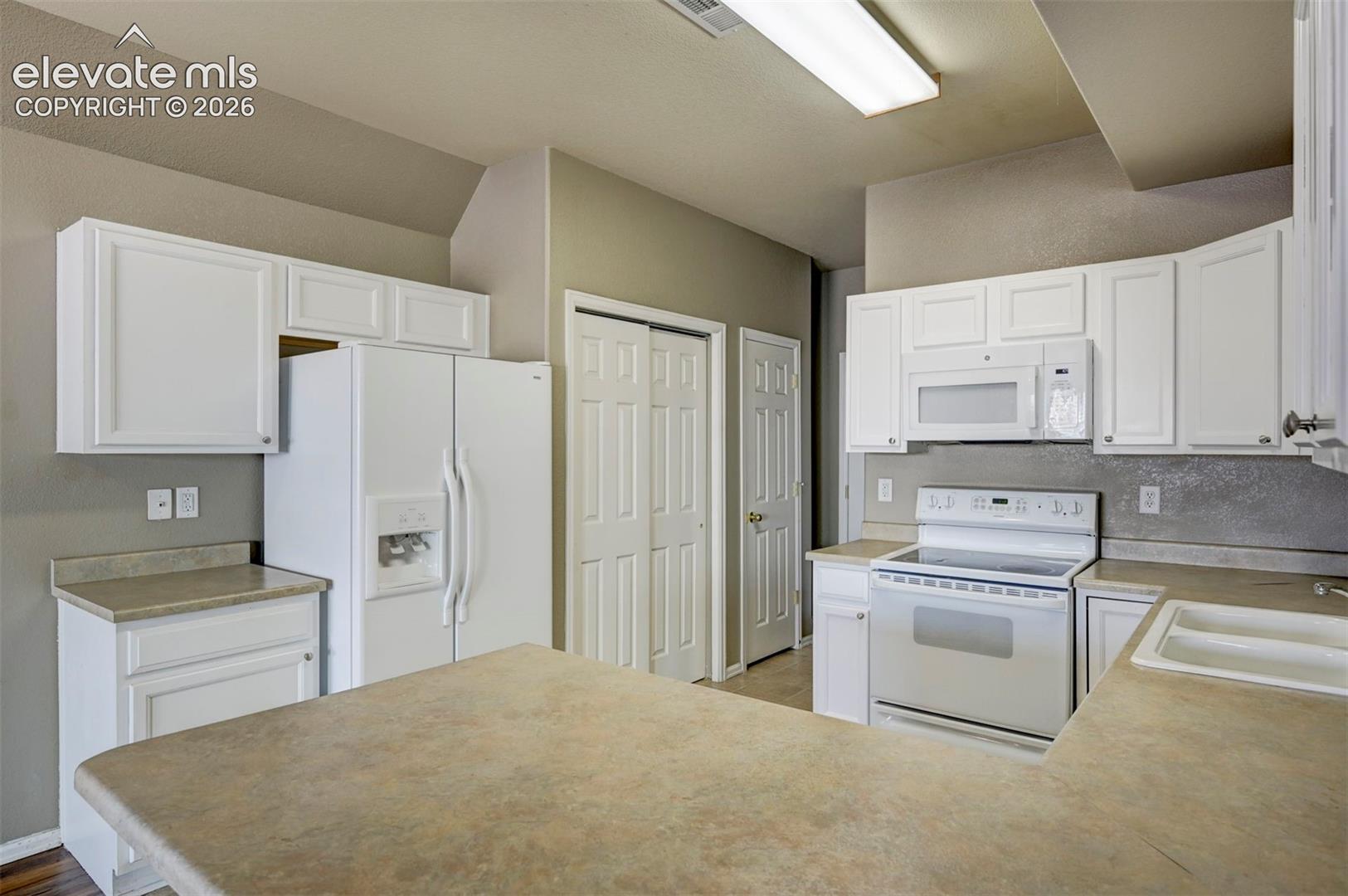 Listing photo 8 for 863 Red Thistle View