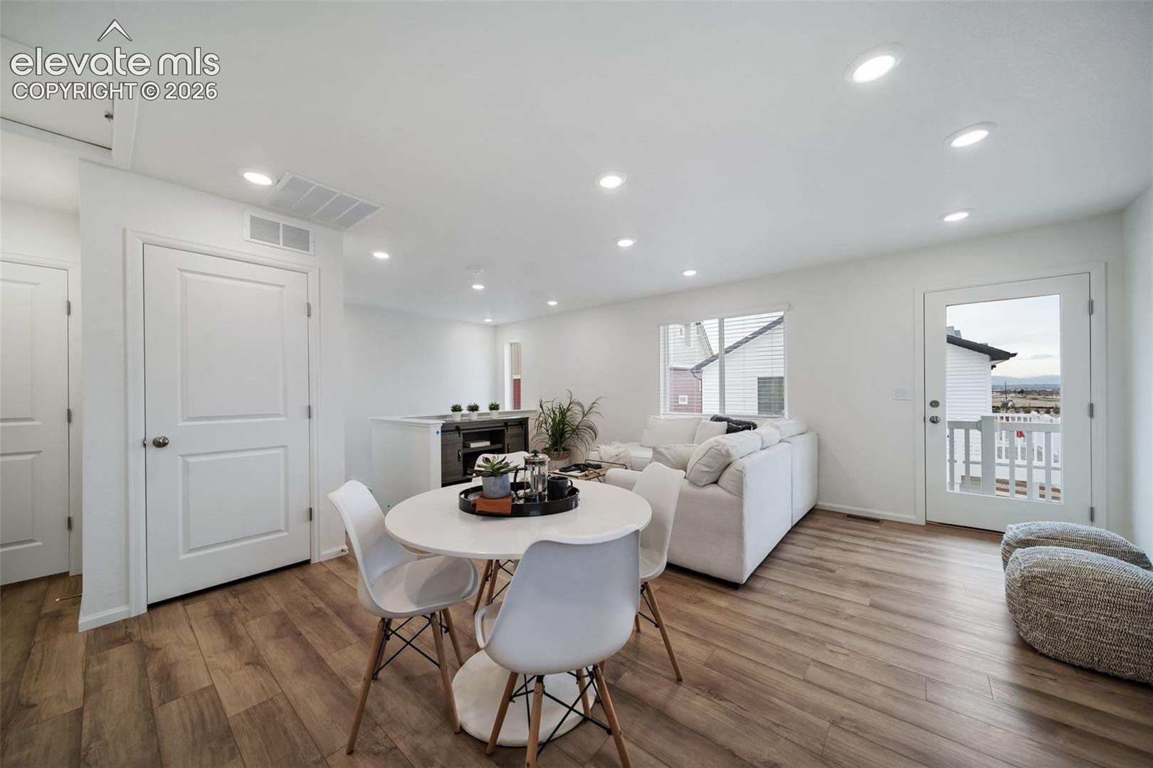 Listing photo 3 for 5811 Bowerman Lane