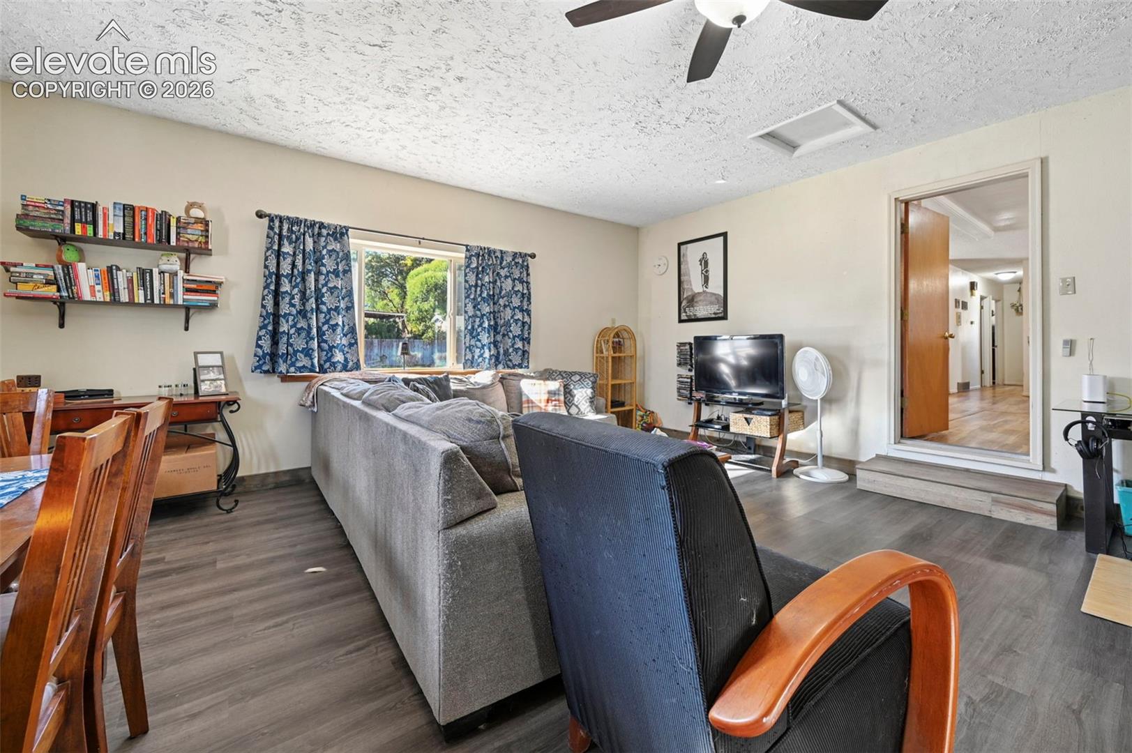 Listing photo 2 for 2041 Vinewood Lane