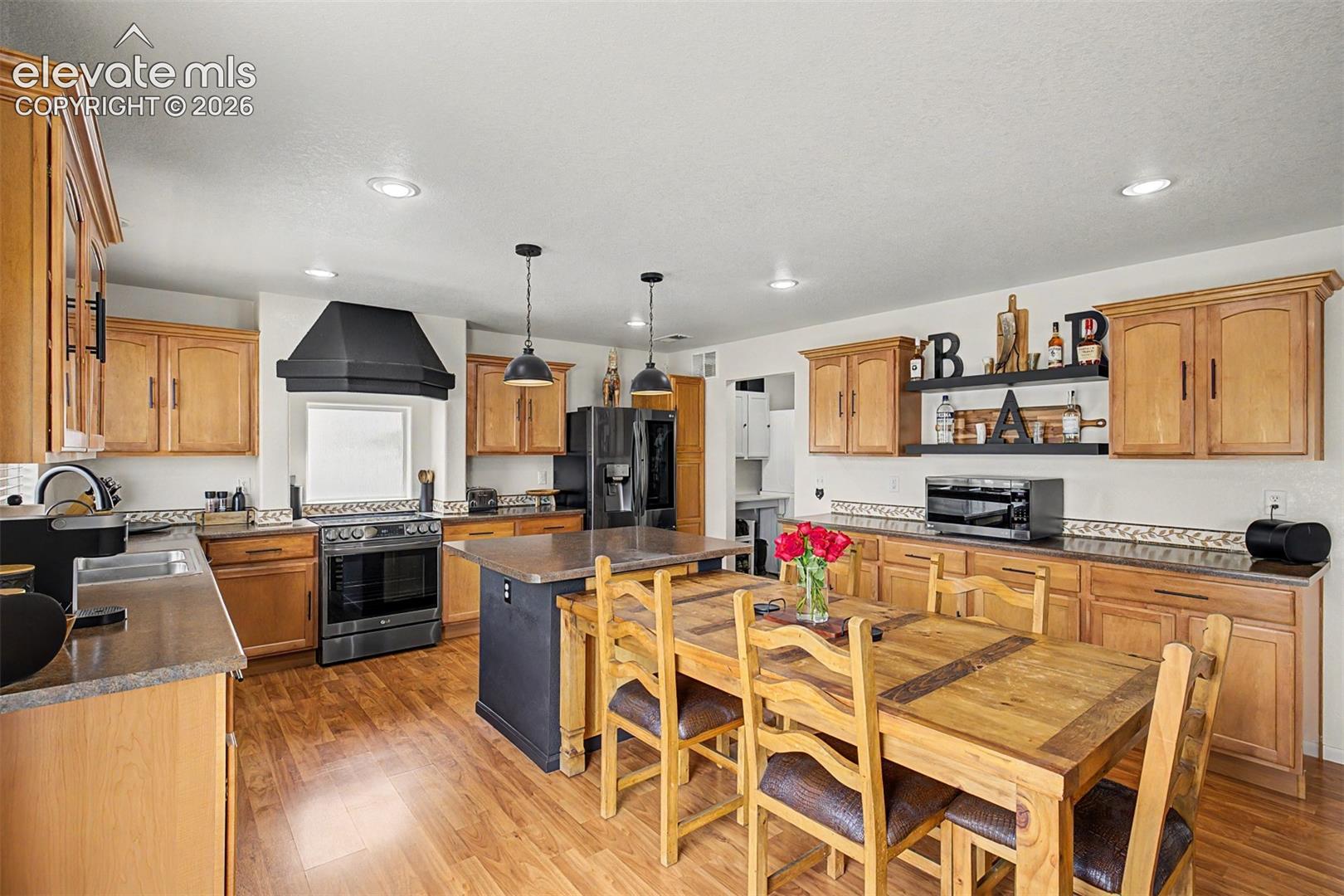 Listing photo 12 for 7716 Candlelight Lane