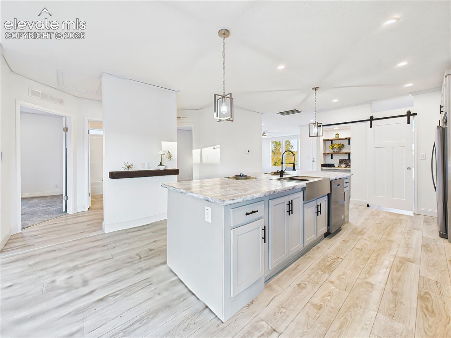 Listing photo 18 for 893 S Greenway Avenue