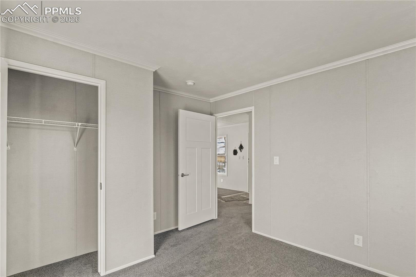 Listing photo 5 for 525 Carr Avenue