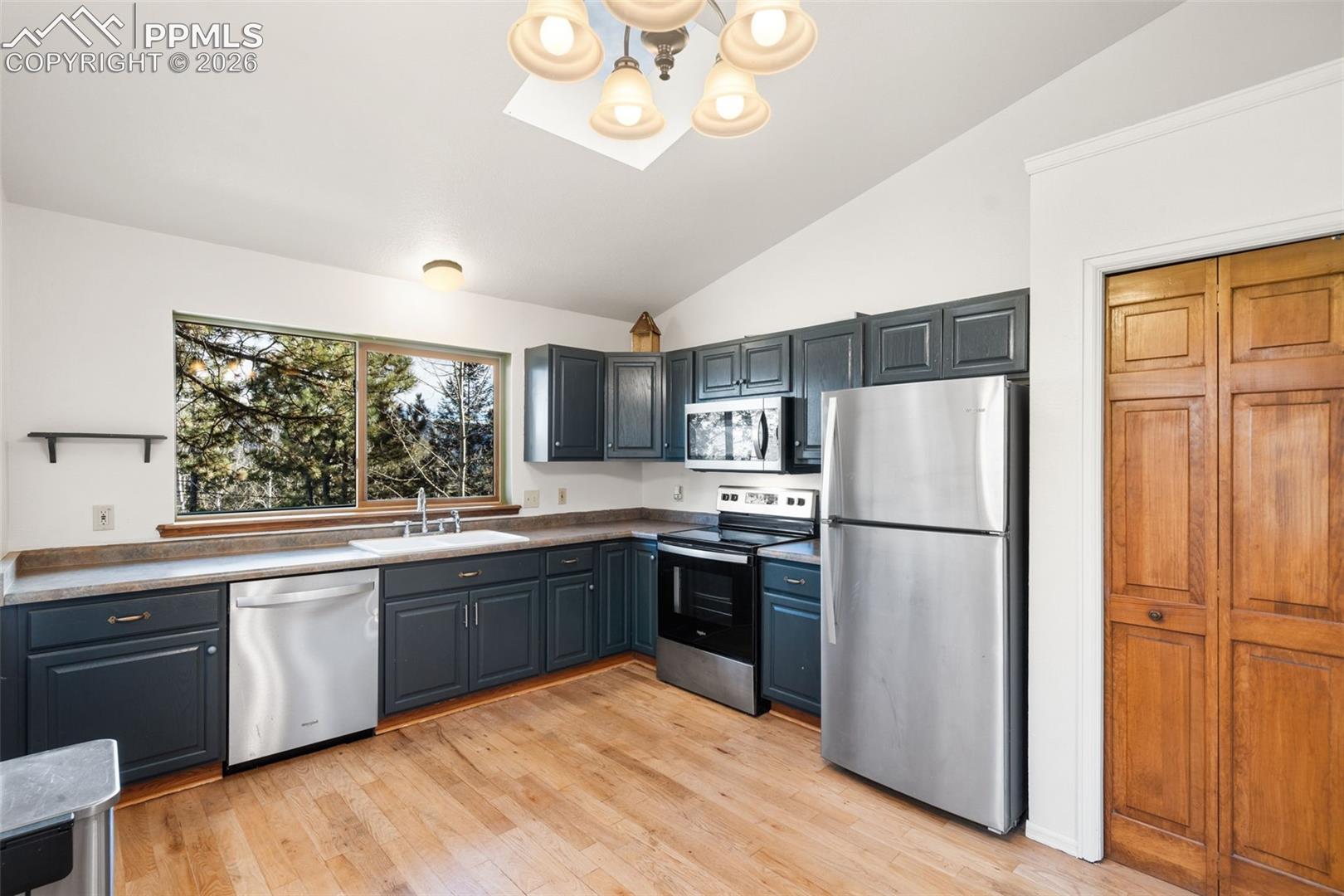 Listing photo 12 for 464 Evergreen Court