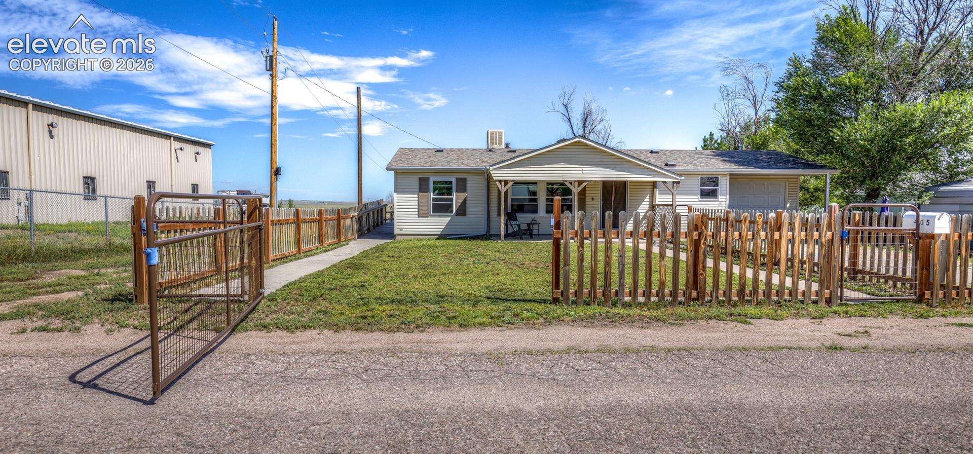 Listing photo 2 for 405 3rd Street
