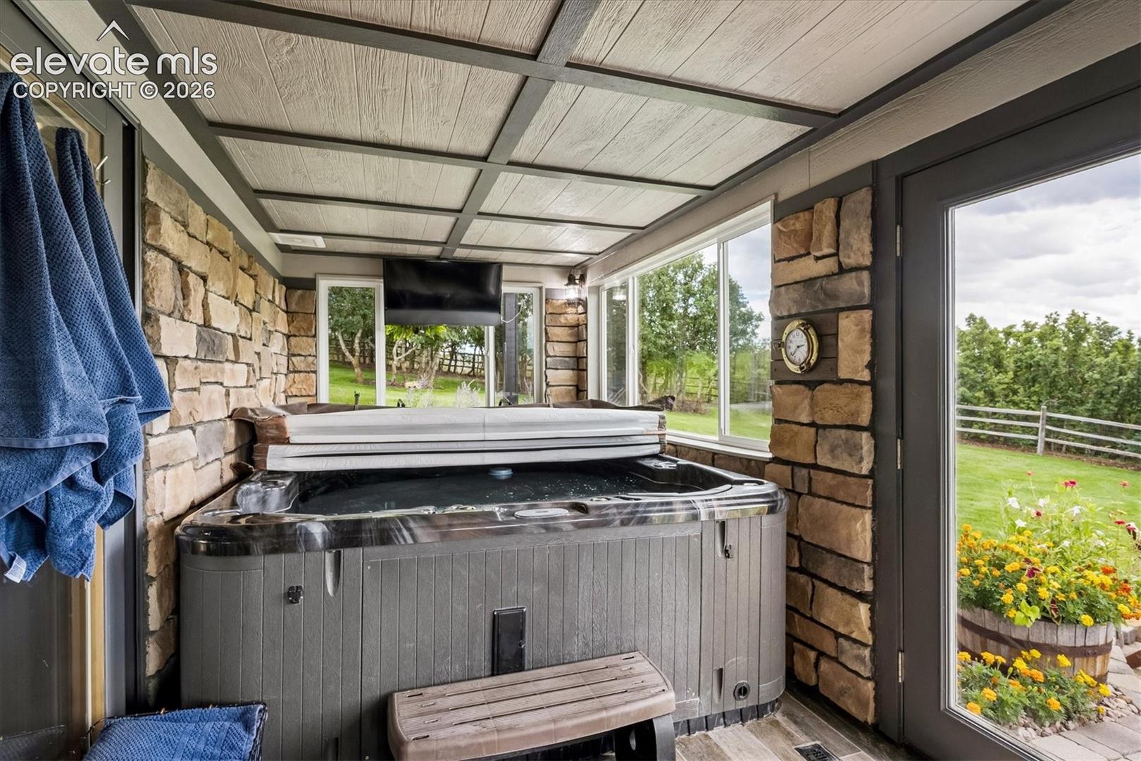 Listing photo 31 for 2464 W Wolfensberger Road