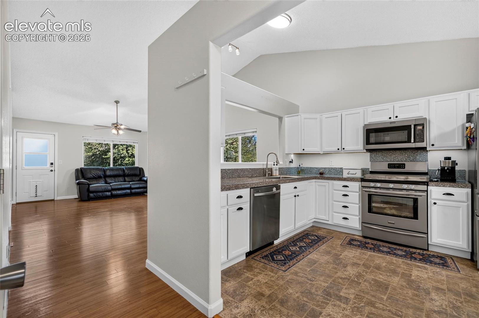 Listing photo 8 for 924 White Stone Way