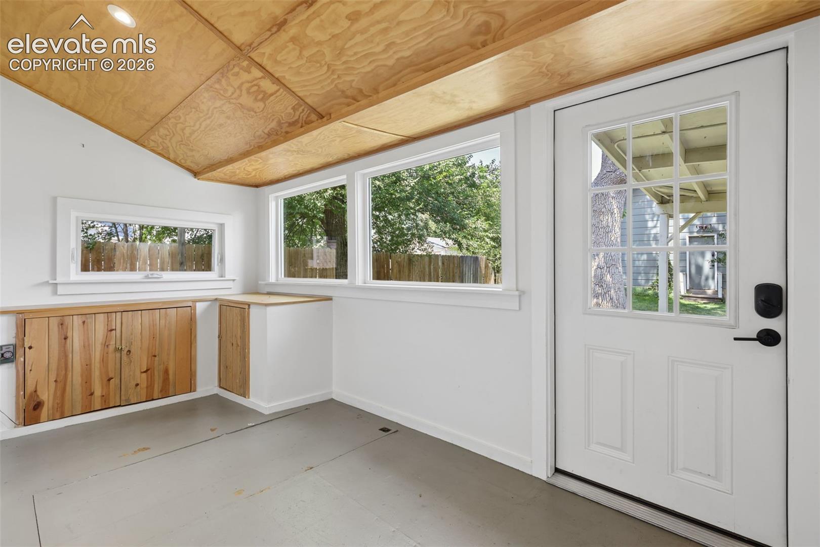 Listing photo 28 for 1812 W Pikes Peak Avenue