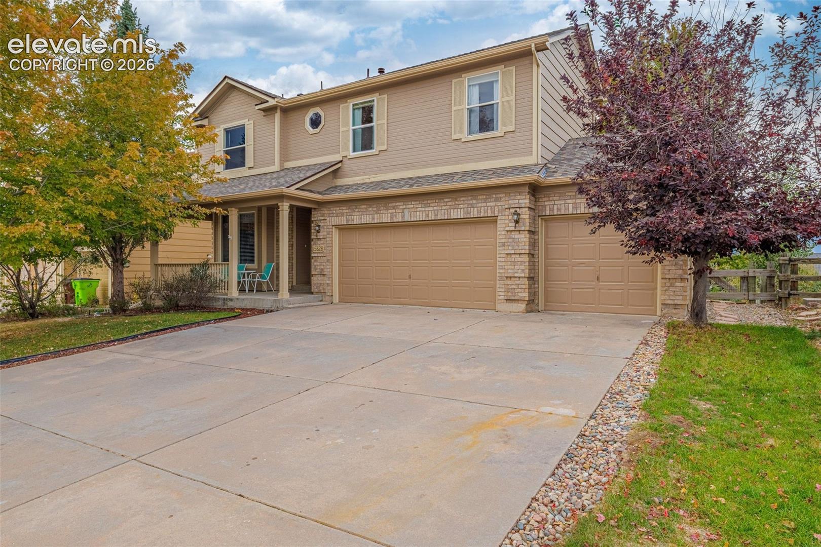 Listing photo 3 for 15628 Dawson Creek Drive