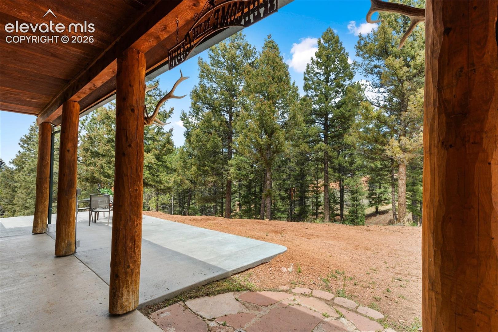 Listing photo 5 for 918 Douglas Fir Drive