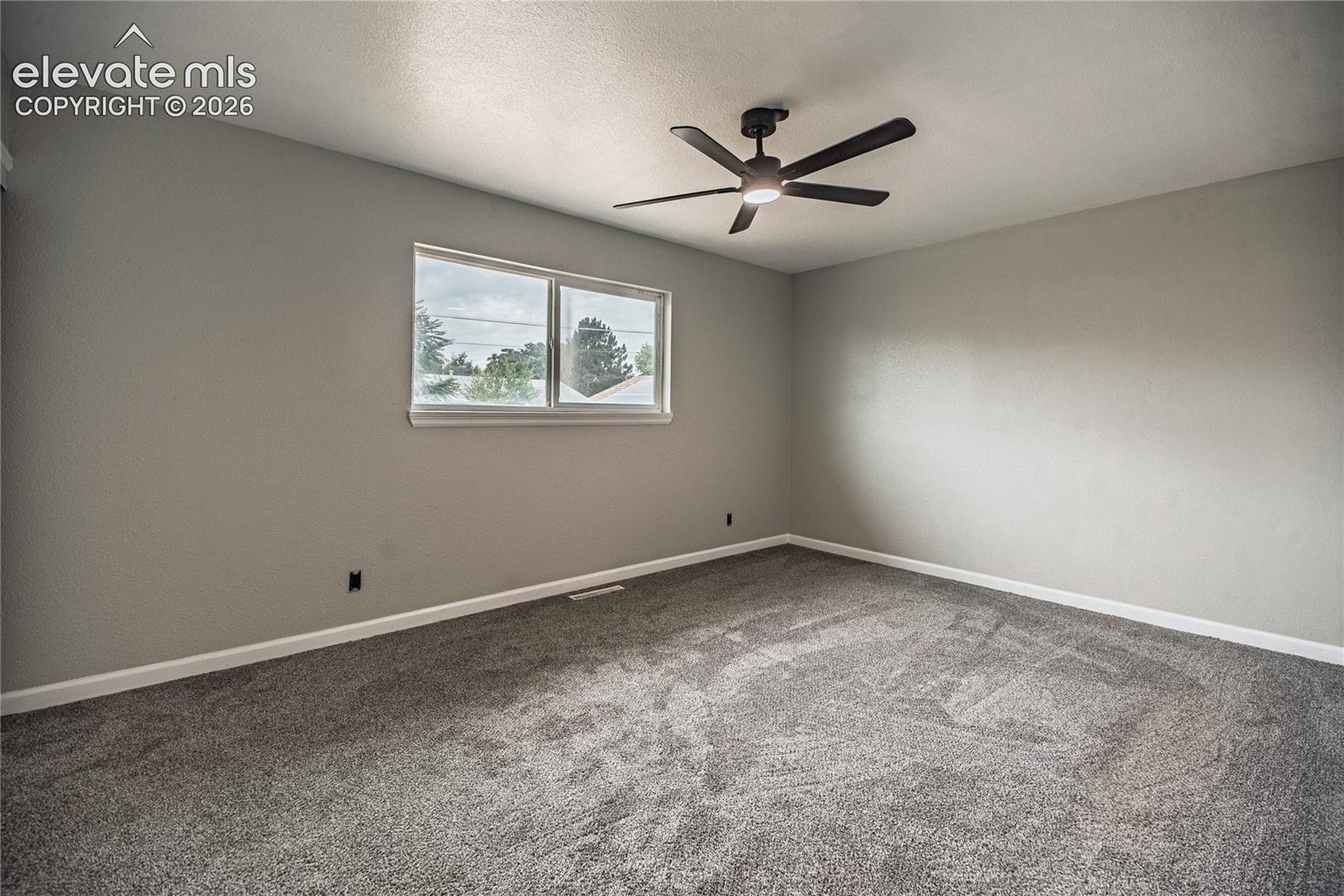Listing photo 33 for 3816 Devonshire Lane