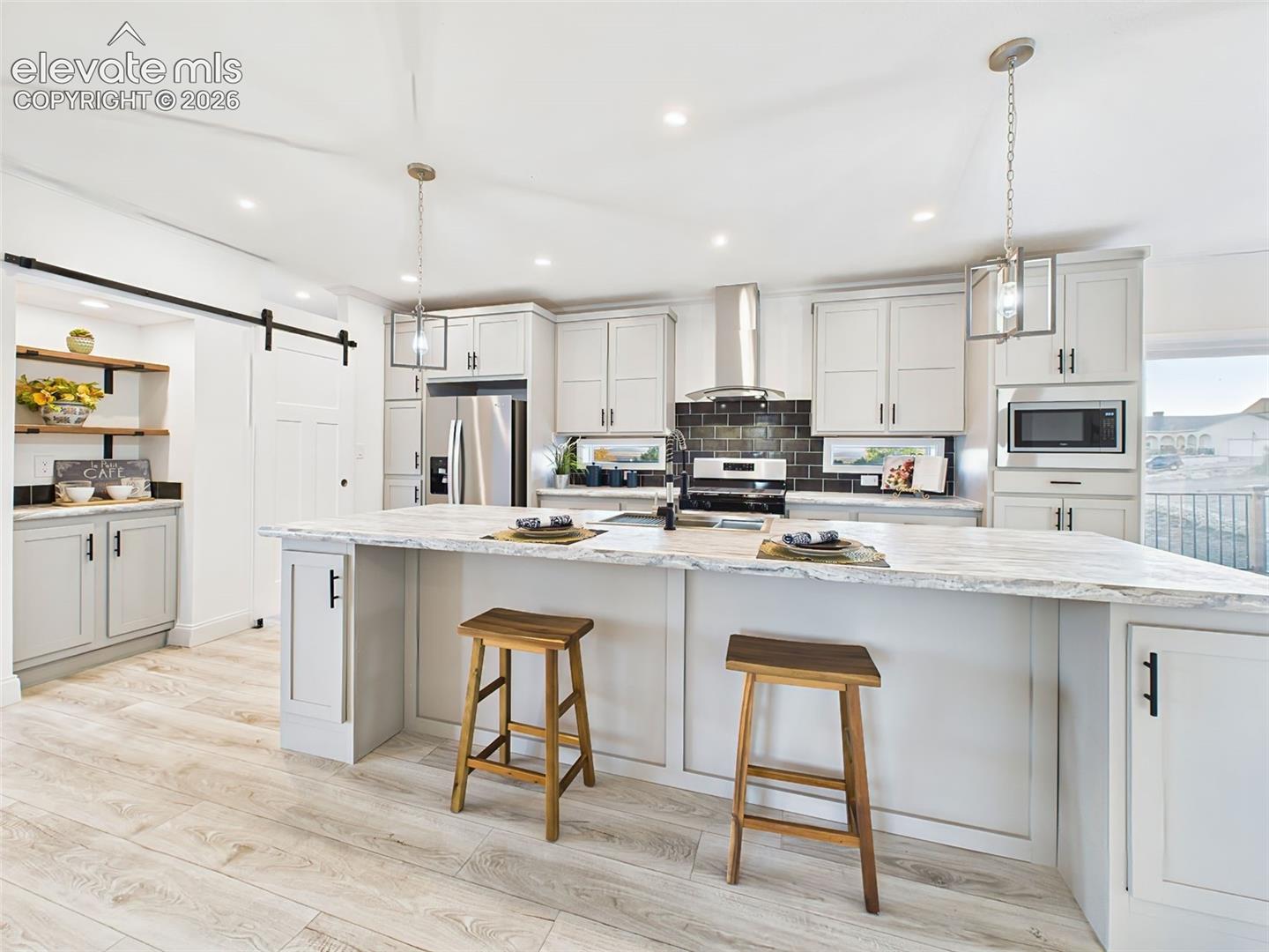 Listing photo 12 for 893 S Greenway Avenue