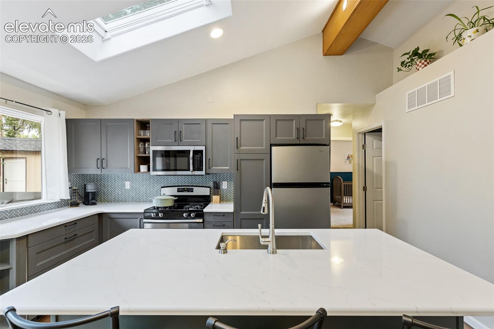 Listing photo 4 for 2110 Frontier Drive